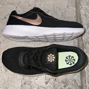 Nuevo 2021 Nike Tanjun Negro Bronce Tenis Zapatos para Correr 8.5 Mujeres DJ6257-001 - Imagen 1 de 7