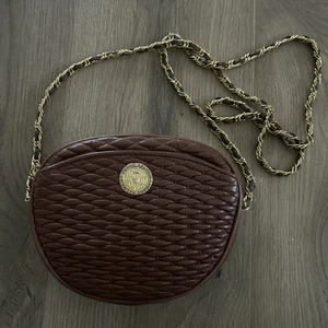 Monedero Bandolera Pierre Balmain Cuero Acolchado De Colección Marrón, Medallón Dorado y Cadena - Imagen 1 de 13