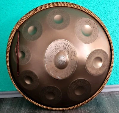 TRENDPOINT-LINK Gold 9 Noten HANDPAN 440 Hz Drum D Moll EDELSTAHL Zubehör DESIGN 2 Gravur 55 cm