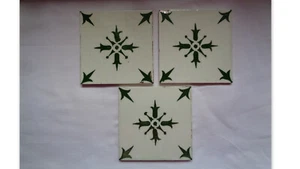 LOT DE 3 CARREAUX FAIENCE DESVRES BLANC ET VERT (N°3) - Foto 1 di 2