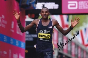 Atletica leggera - Alexander Munyao - Fotografia firmata a mano 12x8 pollici - Certificato di autenticità - Foto 1 di 1