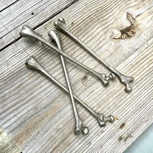Juego de 4 - 7" Esculturas de Huesos de Piernas de Fémur Metal Peltre Fundido para Mesa de Halloween - Imagen 1 de 2
