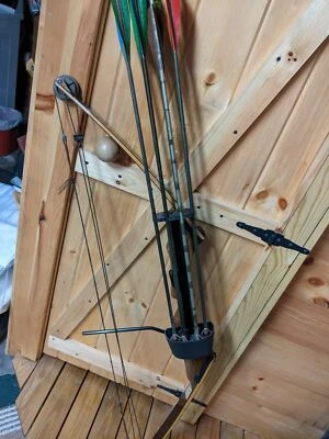 vintage 1968 Brown Bear Amo Compound 37" bow and 6 arrows - Image 1 of 4
