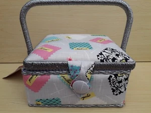 Nuevo con etiquetas - Tela de diseño de muestras coloridas - Caja de coser cuadrada pequeña - Hobby regalo - Imagen 1 de 4