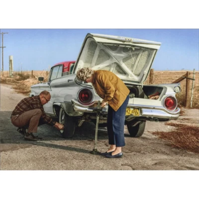 Tarjeta de felicitación de aniversario - pareja cambiando neumático de coche Foto 1 de 3