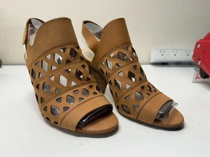 Vince Camuto Deverly süße cremefarbene Damen-Sandalen aus Nubukleder mit Absatz 9W – Keilabsatz Blockabsatz - Bild 1 von 9