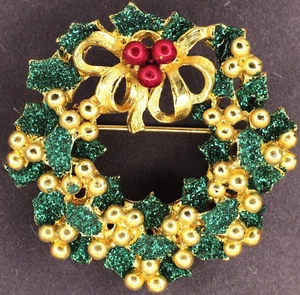 Cute Vintage Gold Tone Christmas Wreath Brooch Bow Pin Red Green Glitter - Picture 1 of 3