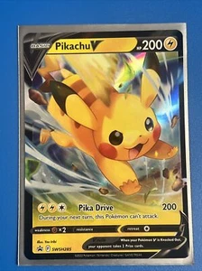 Pokémon TCG Pikachu V SWSH285 Black Star Promo Ultra Holo Rare NM + Card Saver - Bild 1 von 2