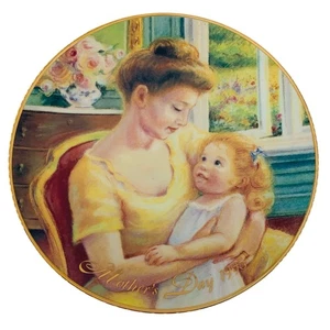 Collectors Plate A Mothers Love 1995 Porcelain Mothers Day Avon 22K Gold Rim - Picture 1 of 6