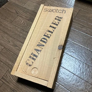 Reloj Swatch Chandelier GZ125 de cuarzo suizo de plástico con caja de madera vintage raro - Imagen 1 de 4