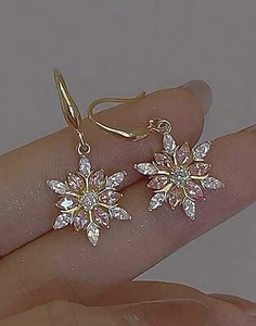 Beautiful Christmas Snowflake Drop Earrings - Picture 1 of 3