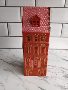 M&S Musical Weihnachtshaus Keksdose funktionstüchtig leer rot rosa Deck The Halls - Bild 1 von 6