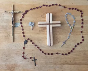 Catholic/Christian -- Jesus crucifix, lapel pin, rosary, wodden cross, bracelet. - Picture 1 of 9