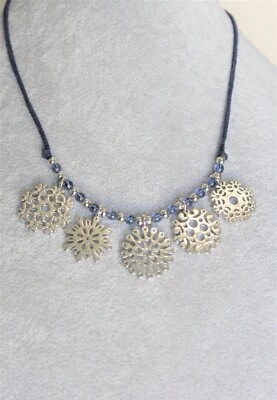 NUEVO Collar Lia Sophia Plata Filigrana Trabajo Abierto Flor Lucita Cuentas en Cuerda Foto 1 de 3