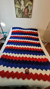 Chevron vintage afgano all'uncinetto rosso bianco blu 44""x71"" fatto a mano Grannycore - Foto 1 di 8