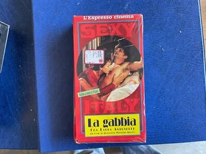 VIDEOCASSETTA VHS LA GABBIA SEXI LAURA ANTONELLI MAI USATA - Imagen 1 de 2