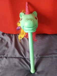 Pupazzo unicorno su bastone con occhi di googly - Foto 1 di 6