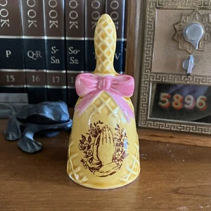 Vintage Keramik Glocke betende Hände rosa Schleife Senf Korbgeflecht 4" Japan 70er 80er - Bild 1 von 8