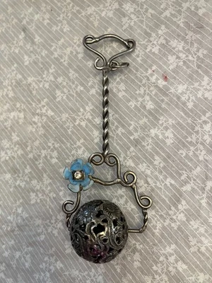 Sonajero bebé tono plata. Vintage. Flor azul con pedrería. La bola está llena Foto 1 de 4