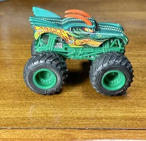 Neumáticos BKT Hot Wheels Monster Jam Dragon verde y naranja 1:64 diecast 3 1/2" camión - Imagen 1 de 7