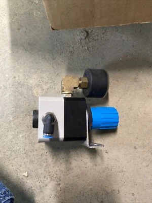 Regulador de presión de precisión manual FESTO LRP-1/4-2.5 (162834) con calibre 162842 Foto 1 de 4