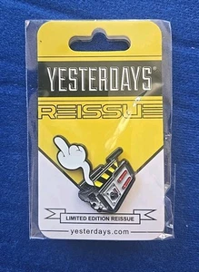 SDCC 2024 Yesterdays 1,25′′ Ghost Ghost Flipping Bird Emaille Pin Exclusive - Bild 1 von 2