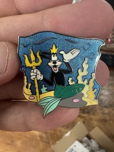 Disney DCL - Goofy with a Trident - Puzzle Pin - Picture 1 of 4