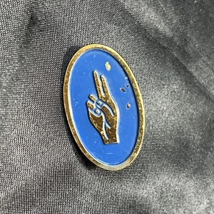 VINTAGE GIRL SCOUTS OF AMERICA BROWNIE HANDZEICHEN PIN Made from 1955-1976 - Bild 1 von 3