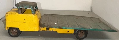 Camión de remolque Structo con plataforma inclinable plana de acero prensado, rejilla de plástico verde y amarillo Foto 1 de 4