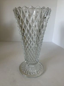 "Florero vintage Indiana de vidrio prensado con patrón de punta de diamante transparente de 8"" de alto" - Imagen 1 de 7