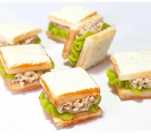 Barbi Puppenhaus Miniatur Essen Mini Sandwiches Thunfisch Fisch kleines ganzes Set 👻🧲 5 Stück - Bild 1 von 12