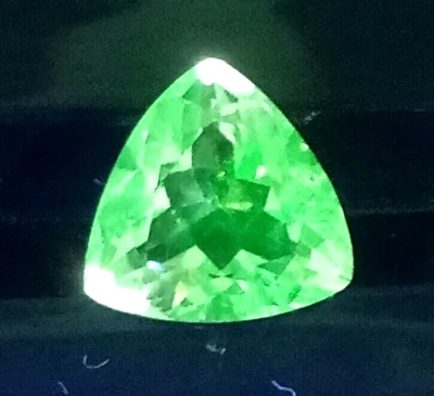 Piedra suelta trillón de ópalo hialita cambio de color UV natural 100,36 quilates Foto 1 de 3