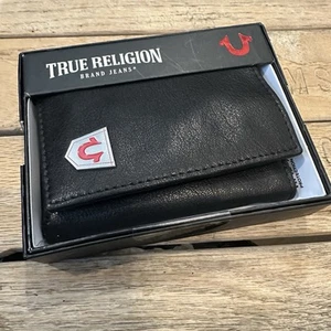 True Religion Herren Leder schmale Doppelfaltung Geldbörse RFID Schutz Neu mit Etikett Geschenkbox - Bild 1 von 8
