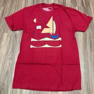 NUEVA Camiseta Tea in the Woods Hombre Talla S Roja Gráfica con Diseño de Velero - Imagen 1 de 6