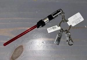 Disney Parks Star Wars Darth Vader Red Lightsaber Light Up Keychain NEW NWT - Foto 1 di 3
