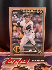 #295 Pirates - HENRY DAVIS - 2024 Topps Series 1 - /2024 Gold Parallel RC - Picture 1 of 2