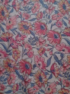 Remnant - VINTAGE FLORAL - Liberty of London Tana Lawn Approx 33 x 30 cm - Picture 1 of 3
