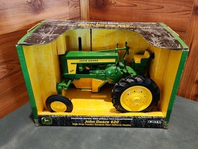 NIB ERTL JOHN DEERE 1956-58 MODEL 620 HI-CROP 1:16 TRACTOR MADE IN USA IN 1990 - Image 1 of 4