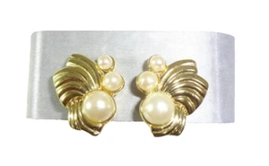 Vintage 1960's CROWN TRIFARI Simulated Pearl Clip On Earrings! - Bild 1 von 5