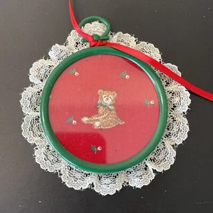 Oso de peluche vintage en marco verde campo rojo bordado árbol de Navidad adorno - Imagen 1 de 4