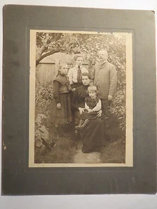 Familie im Garten - Mann & Frau - 2 Mädchen - kleines Kind -  / Foto - Picture 1 of 1