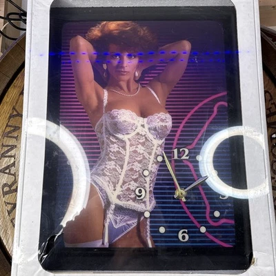 DE COLECCIÓN BROCHE DE PRESIÓN Herramientas Lencería Pinup Niña Reloj Tienda de Navidad Cerradura Ciudad Artesanos Foto 1 de 4