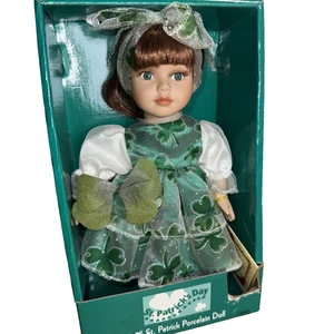 Muñeca del día de San Patricio niña porcelana tiendas Jo-Ann nunca usada trébol de la suerte verde - Imagen 1 de 10
