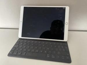 Apple iPad Pro 10.5in (2017) 256GB w/ Smart Keyboard - Afbeelding 1 van 12