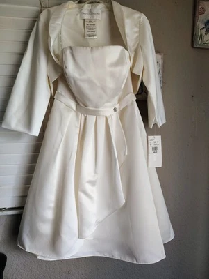 Vestido de novia DB Studio falda drapeada corta y chaqueta de novia de David a juego Foto 1 de 4