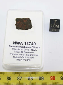 Tranche de Météorite NWA 13749 dans une boite - Carbonée CVred3 (1.50 grs 009 ) - Picture 1 of 5