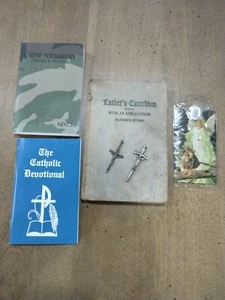 Lote religioso de libros, crucifijos y un colgante/dije. Religioso/católico - Imagen 1 de 9