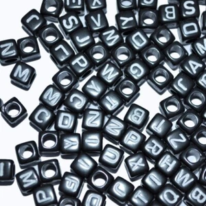 500 Stk. 6mm Würfel schwarze gemischte Alphabete / Buchstabe Acryl Perlen - Bild 1 von 1