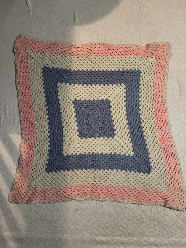 Manta de bebé de punto o ganchillo en blanco, rosa y azul Foto 1 de 4