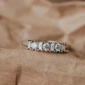 Anillo con racimo de diamantes simulados de corte redondo de 2 quilates para mujer enchapado en oro blanco de 14 quilates - Imagen 1 de 7